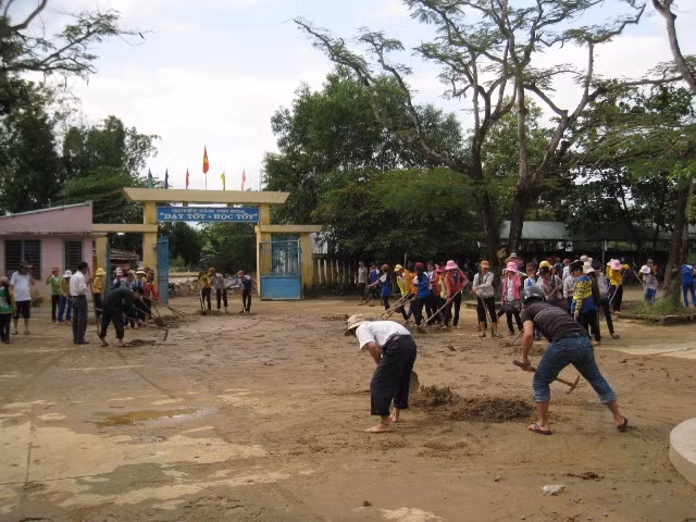 Trường học khẩn trương khắc phục hậu quả sau lũ ảnh 2 Các trường học khẩn trương khắc phục hậu quả sau mưa lũ, nhanh chống triển khai dạy học trở lại