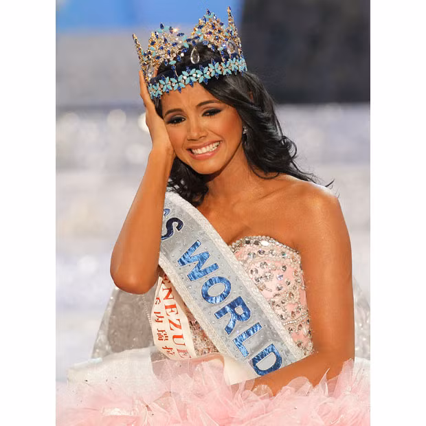 Những hình ảnh ấn tượng tuần qua ảnh 4 Miss Venezuela Ivian Sarcos reacts as she is crowned winner at the Miss World competition held at Earls Court in London