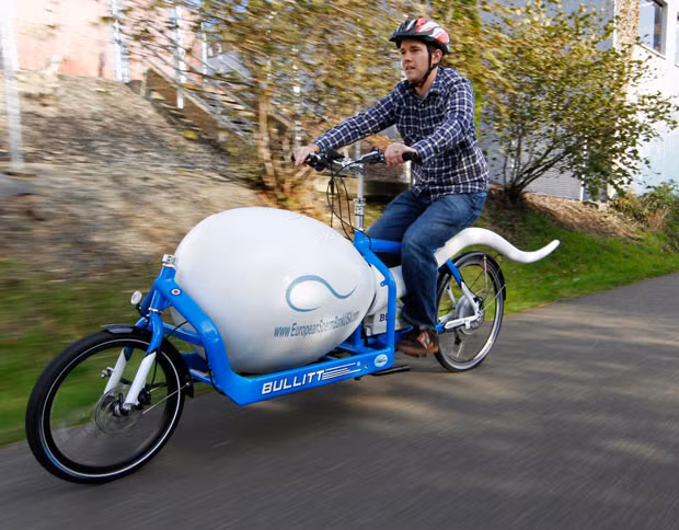 Những hình ảnh ấn tượng tuần qua ảnh 6 Biological analyst Alan Dowden of the Seattle Sperm Bank rides the Sperm Bike, a custom-designed, high-tech bicycle used to deliver donated sperm to fertility clinics. Donor sperm is transported by medical technicians aboard the bike in liquid nitrogen cooled vacuum containers. The first Sperm Bike was adopted by Seattle Sperm Bank’s sibling company, the European Sperm Bank, in Cophenhagen.