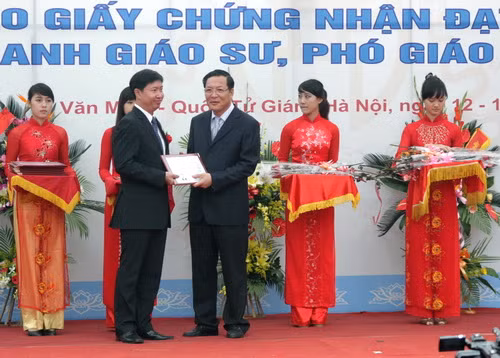 Tôn vinh 34 tân GS và 374 tân PGS năm 2011