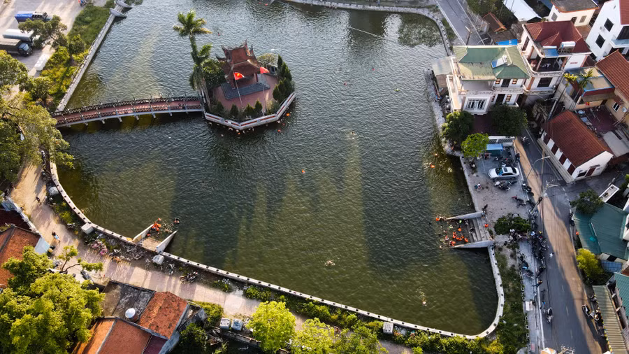 Ao làng Thiên thuộc xã Dương Liễu (huyện Hoài Đức, Hà Nội) có diện tích khoảng 7.000m2.