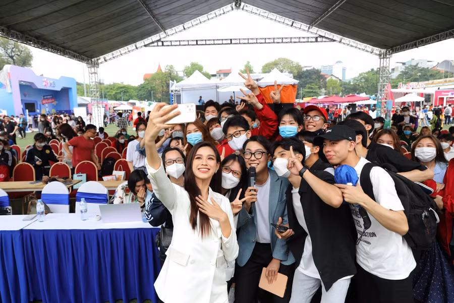 Hoa hậu Đỗ Thị Hà chụp ảnh cùng sinh viên tại Chương trình Sóng Festival - Ngày Thẻ Việt Nam lần 2.