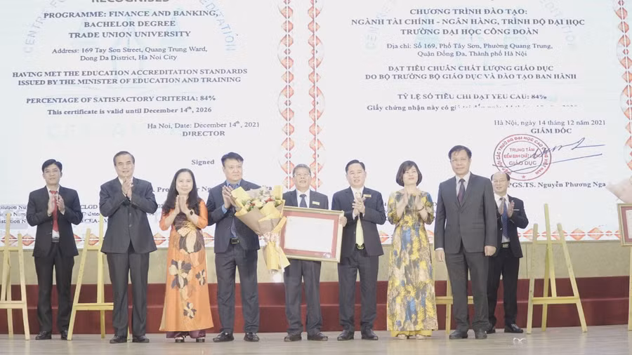 Trường ĐH Công đoàn nhận chứng nhận kiểm định chất lượng 9 chương trình đào tạo