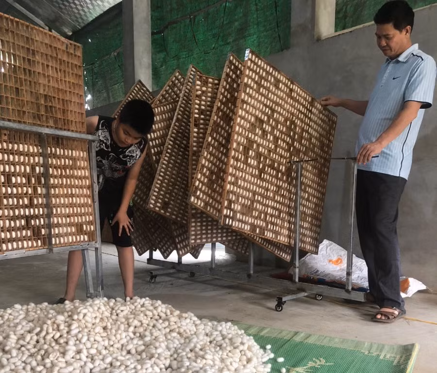 Bí thư Đảng ủy xã Nguyễn Gia Hồng động viên các hộ dân nỗ lực giảm nghèo bền vững.