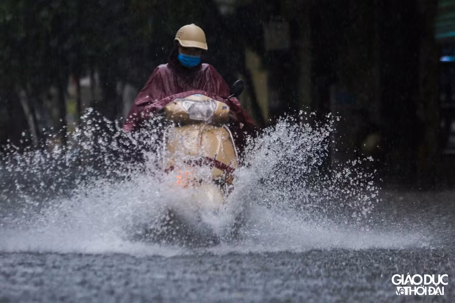 Nhiều tuyến phố ở Hà Nội ngập sâu sau cơn mưa kéo dài hơn 1 giờ ảnh 3