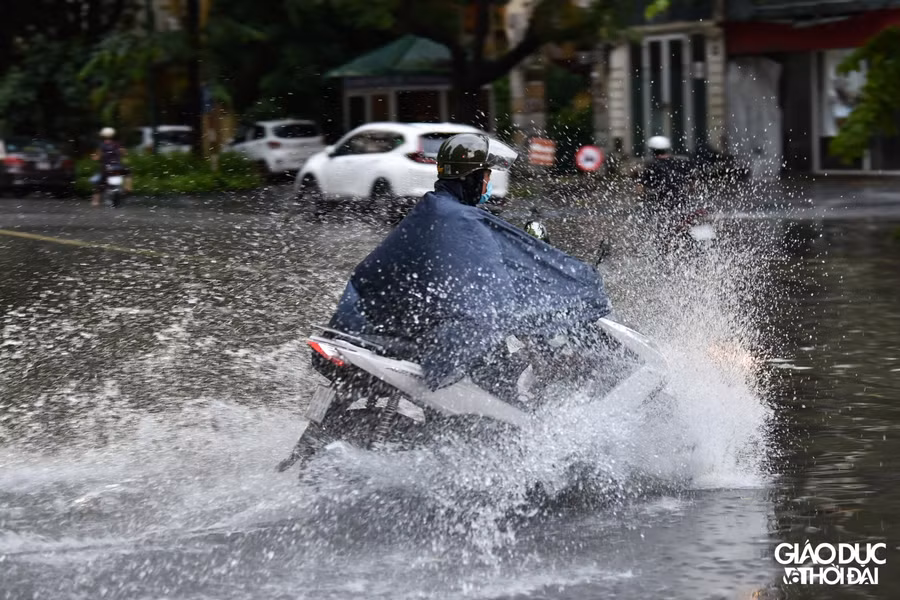 Tại ngã tư Lý Thường Kiệt- Phan Bội Châu nơi rất dễ ngập, nước lên nhanh ngập khá sâu.