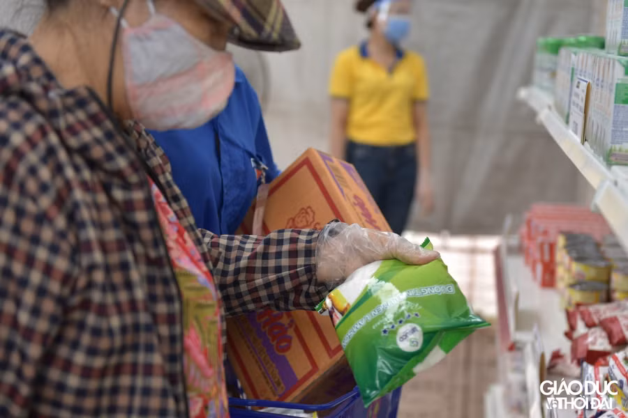 Hà Nội: Mở "siêu thị 0 đồng" hỗ trợ những người khó khăn ảnh 12