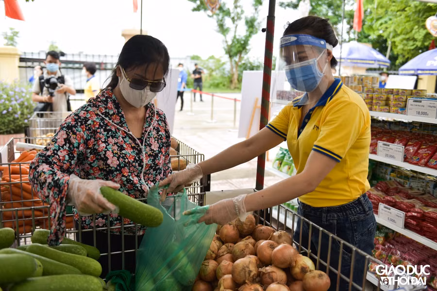 Hà Nội: Mở "siêu thị 0 đồng" hỗ trợ những người khó khăn ảnh 8