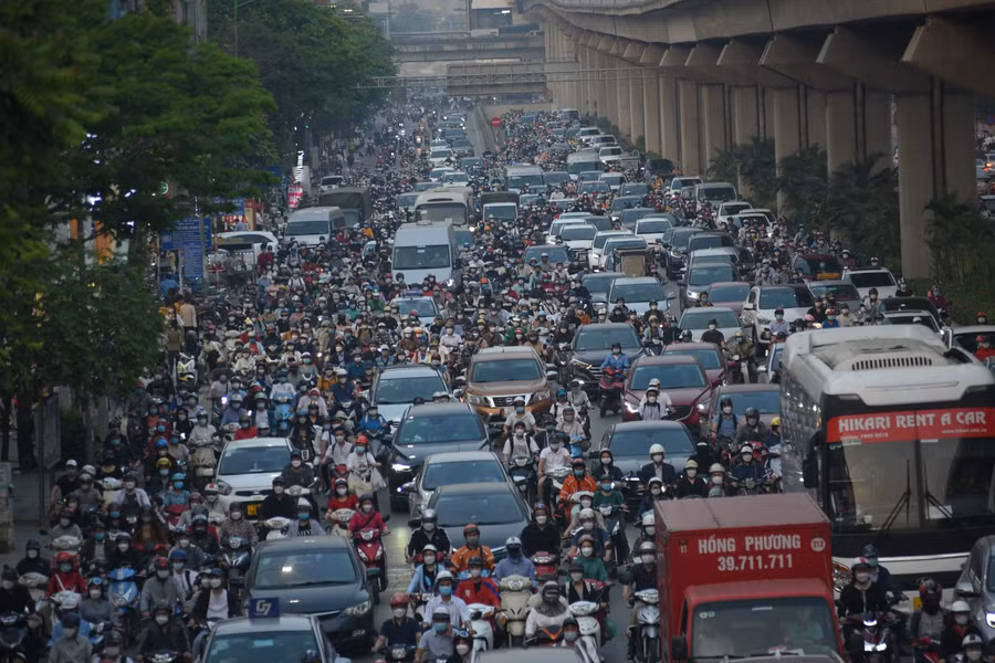 Đường phố đông đúc vào ngày cuối cùng trước kỳ nghỉ lễ làm giao thông tại nhiều tuyến phố tại Hà Nội trở nên ùn ứ.