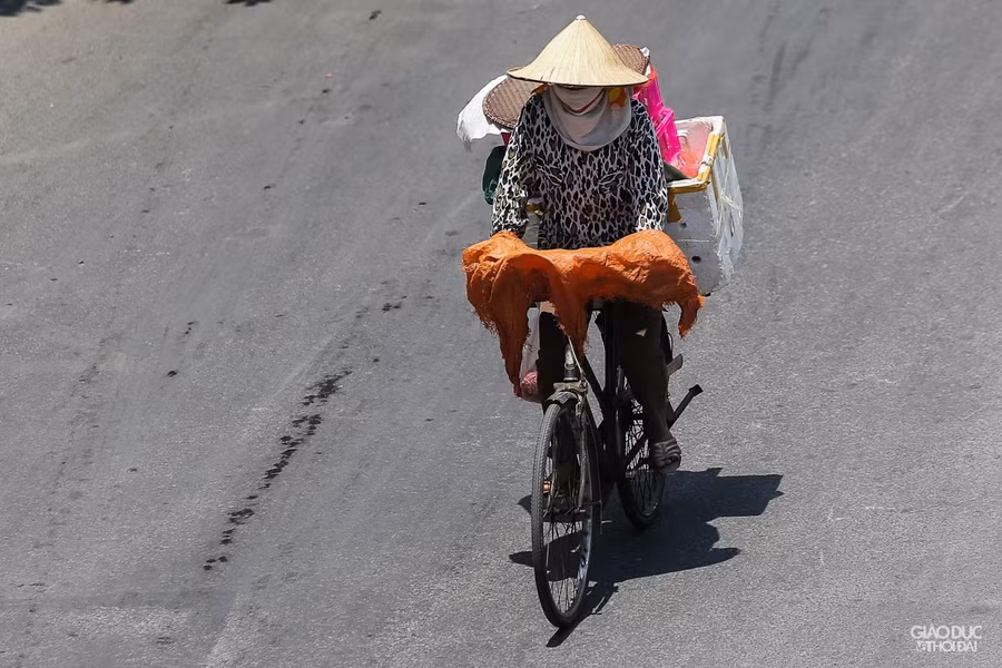 Bất kể là đồ gì có thể che được nắng đều được mọi người tận dụng khi ra đường.