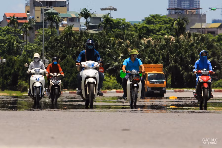 Những ngày qua Hà Nội bước vào thời gian nắng nóng đỉnh điểm, nền nhiệt có nơi trên 40 độ C.