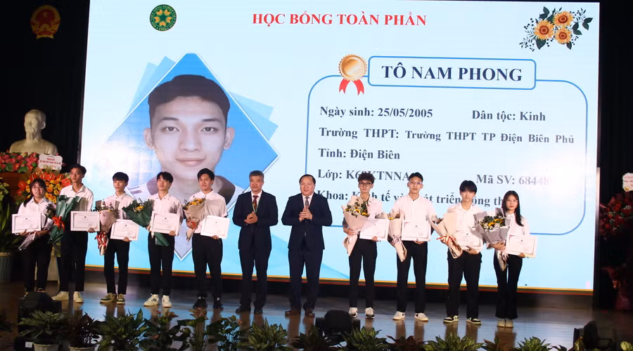 TS Vũ Ngọc Huyên (thứ 5 từ phải qua trái) và PGS.TS Phạm Văn Cường (thứ 6 từ phải qua trái) - Phó Giám đốc Học viện Nông nghiệp Việt Nam trao học bổng toàn phần cho các sinh viên.