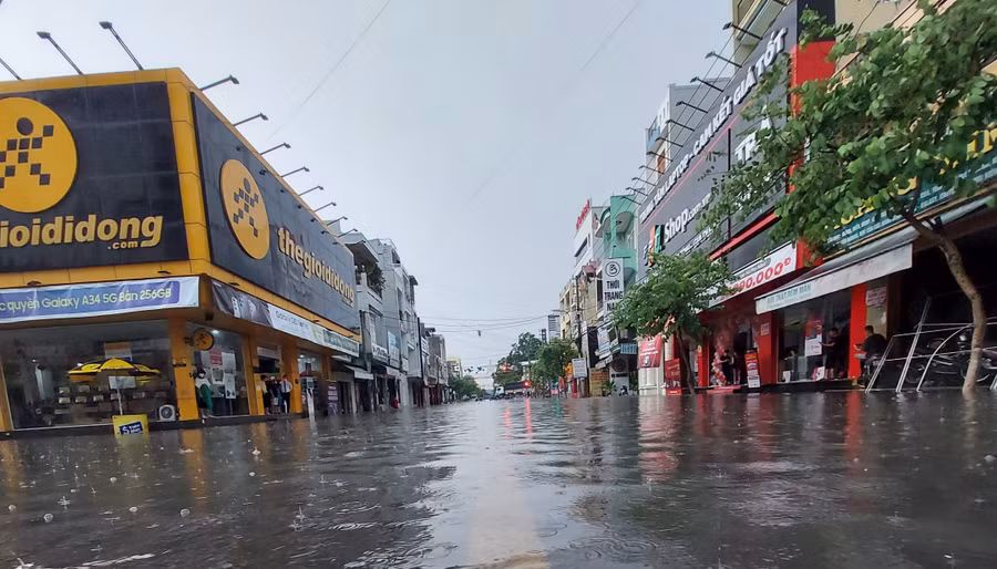 Nước ngập nhiều phương tiện không thể di chuyển trên đường.