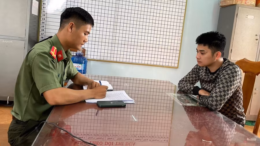 Nam thanh niên (áo caro) bị xử phạt về hành vi sử dụng trái phép trang phục Công an nhân dân.
