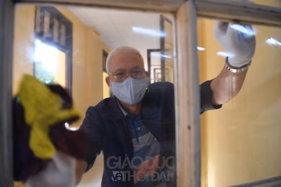Trường học tại Hà Nội khẩn trương dọn dẹp chuẩn bị đón học sinh trở lại ảnh 9