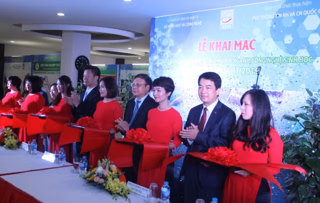 Các đại biểu cắt băng khai mạc.