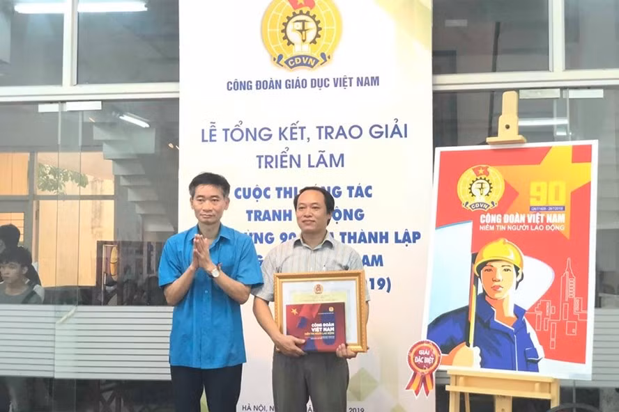 Đồng chí Trần Văn Thuật - Phó Chủ tịch Tổng LĐLĐVN (bên trái) trao giải cho tác giả có tác phẩm đạt giải Đặc biệt của cuộc thi. 