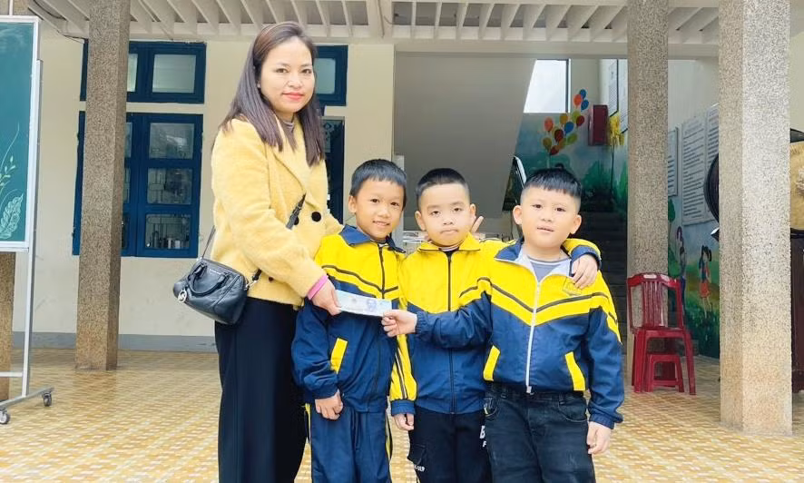 Các học sinh trao lại số tiền nhặt được cho người mất. Các học sinh trao lại số tiền nhặt được cho người mất.