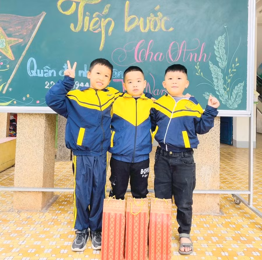 Hành động của ba học sinh xứng đứng được khen ngợi. Hành động của ba học sinh xứng đứng được khen ngợi.