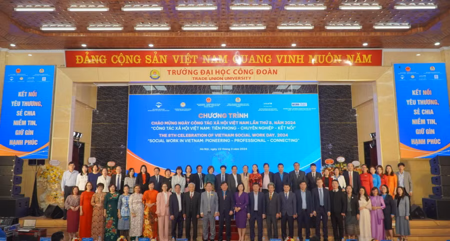 Các đại biểu tại buổi chào mừng ngày Công tác xã hội Việt Nam lần thứ 8, năm 2024.