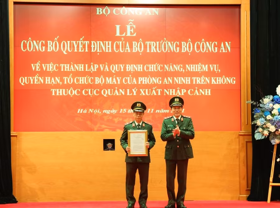 Trung tướng Lương Tam Quang, Thứ trưởng Bộ Công an trao quyết định thành lập Phòng An ninh trên không cho Thiếu tướng Quách Huy Hoàng, Cục trưởng Cục Quản lý Xuất nhập cảnh Ảnh: Bộ Công an.