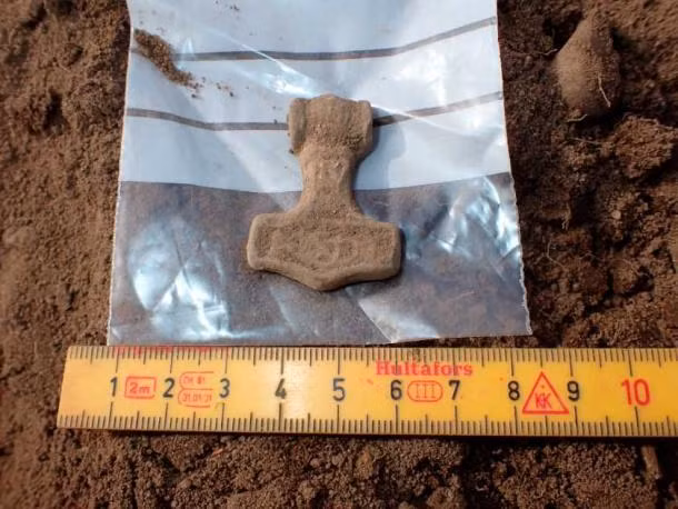 Bùa hộ mệnh Thor's Hammer có chiều dài khoảng 3 cm. Ảnh: Kulturmiljö Halland. Bùa hộ mệnh Thor's Hammer có chiều dài khoảng 3 cm. Ảnh: Kulturmiljö Halland.