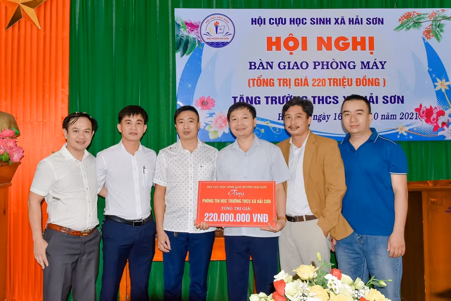Hội cựu học sinh xã Hải Sơn trao tặng trường phòng máy trị giá 220.000.000đ.