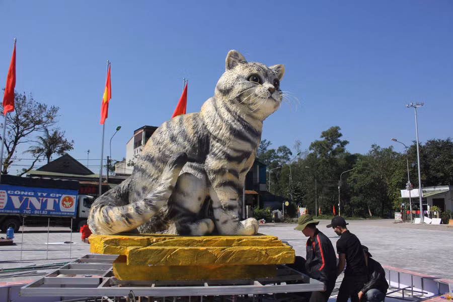 Tượng mèo do anh Đinh Văn Tâm (32 tuổi, trú tại thôn An Giạ, xã Triệu Độ, huyện Triệu Phong, tỉnh Quảng Trị) và một số công nhân thi công. Theo anh Đinh Văn Tâm, bên trong bức tượng là xốp, còn bên ngoài là thạch cao. Để hoàn thiện bức tượng mèo, anh cùng một số công nhân mất 10 ngày vừa nhận vật liệu vừa hoàn thiện. "Do thời gian ngắn nên anh em phải gấp rút làm cả ngày lẫn đêm mới hoàn thiện”, anh Tâm chia sẻ. (Ảnh: Đ. Đức).