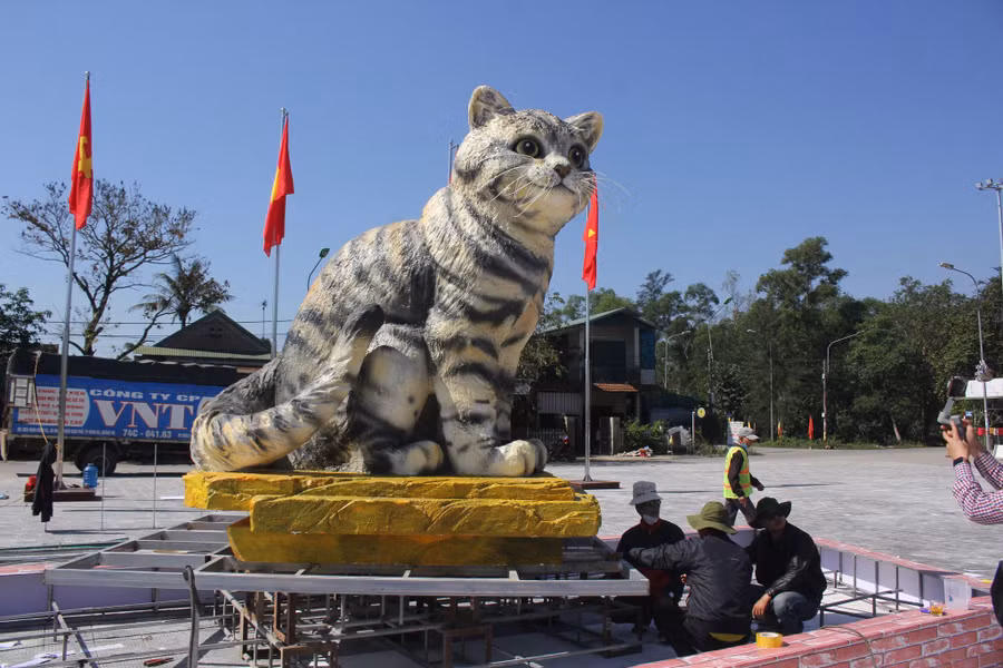 Ngày 15/1, sau một thời gian thi công, các nghệ nhân đã hoàn thiện tượng mèo - linh vật năm Quý Mão 2023 và chở đến Quảng trường trung tâm huyện Triệu Phong (thị trấn Ái Tử, huyện Triệu Phong, tỉnh Quảng Trị). (Ảnh: Đ. Đức).