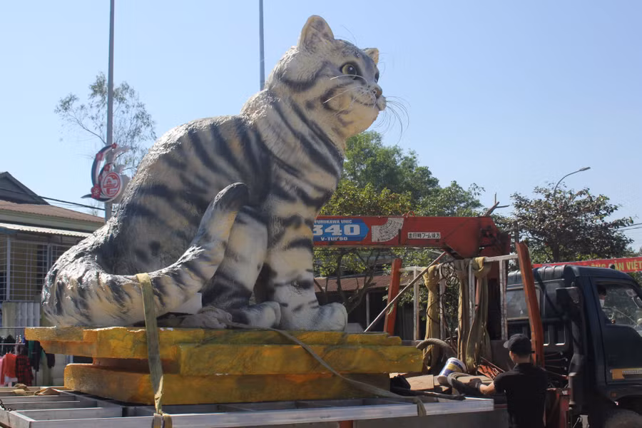Về ngoại hình của bức tượng, nhóm của anh Tâm làm theo ý tưởng của UBND thị trấn Ái Tử. Quá trình làm, phải điều chỉnh nhiều lần mới hoàn thiện. Trước đó, khi hình ảnh đầu tiên của bức tượng mèo “rò rỉ” lên mạng xã hội, nhiều người trầm trồ, khen ngợi trước ngoại hình của bức tượng, và gắn cho bức tượng biệt danh “hoa hậu mèo”, “linh vật mèo đẹp nhất”. (Ảnh: Xuân Thạch).