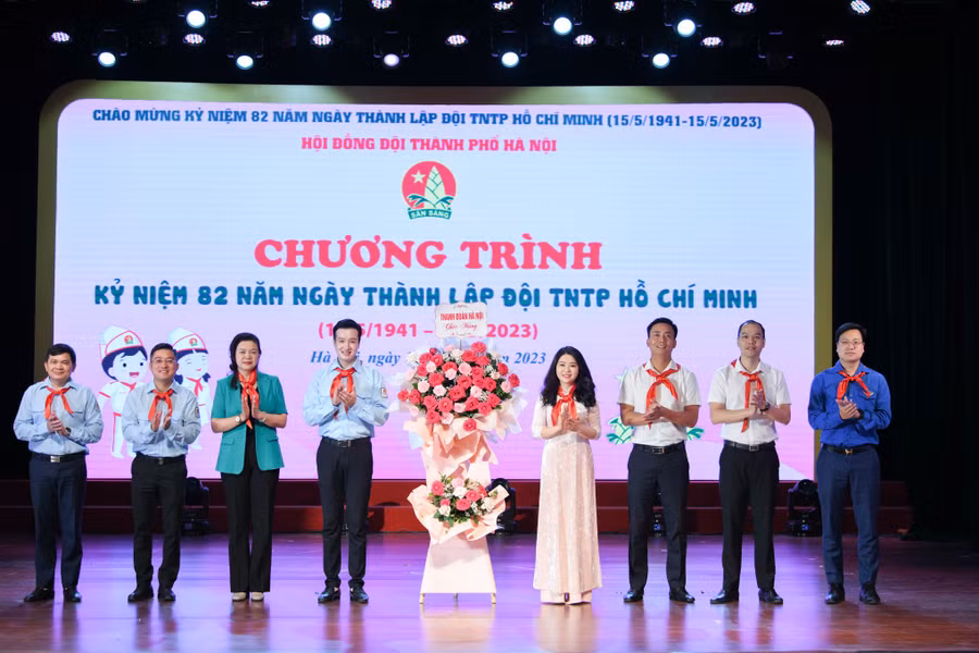 Lãnh đạo Thành đoàn Hà Nội tặng hoa chúc mừng.