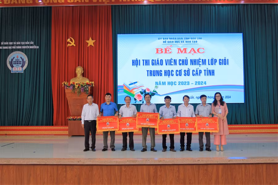 Ban tổ chức trao Cờ toàn đoàn cho các đơn vị xuất sắc tại Hội thi. (Ảnh: TT)