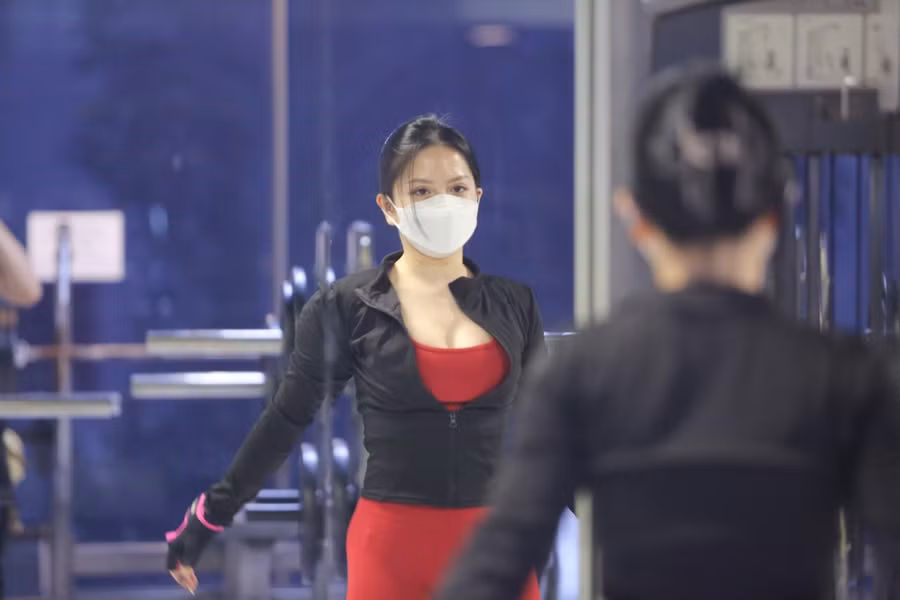 Người dân đến phòng gym đều đeo khẩu trang đầy đủ ngay cả khi luyện tập.