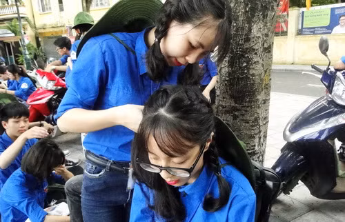 Phút thảnh thơi, đáng yêu của sinh viên tình nguyện