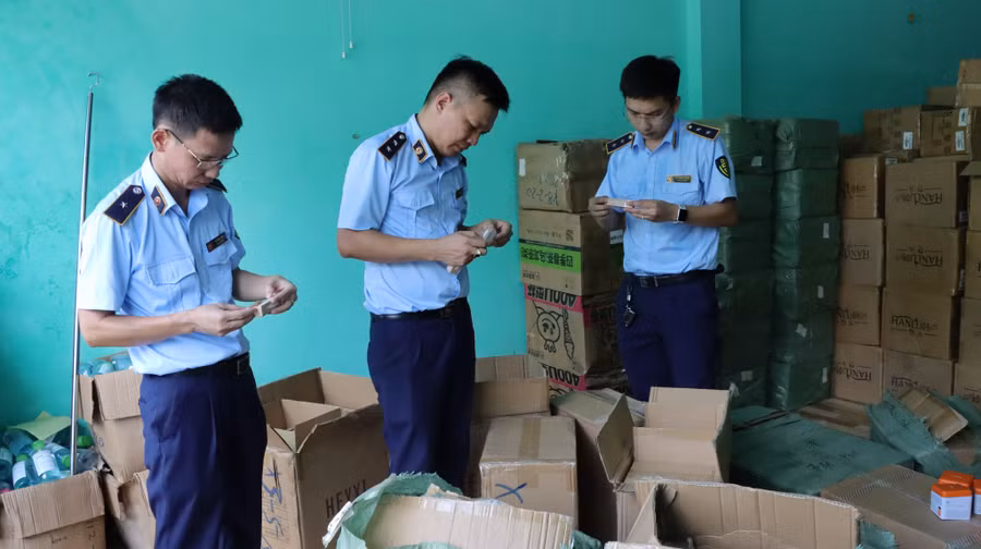Trong diện tích khoảng 50m2, chủ cơ sở dùng để chứa trữ hàng hóa chủ yếu là các loại mỹ phẩm như: nước tẩy trang, kem nền, son môi, tẩy da chết, kem dưỡng da, sữa rửa mặt, ủ tóc… với các thương hiệu đang được ưa chuộng và tin tưởng trên thị trường hiện nay như Innisfree, bioderma, kem dưỡng trắng V7...