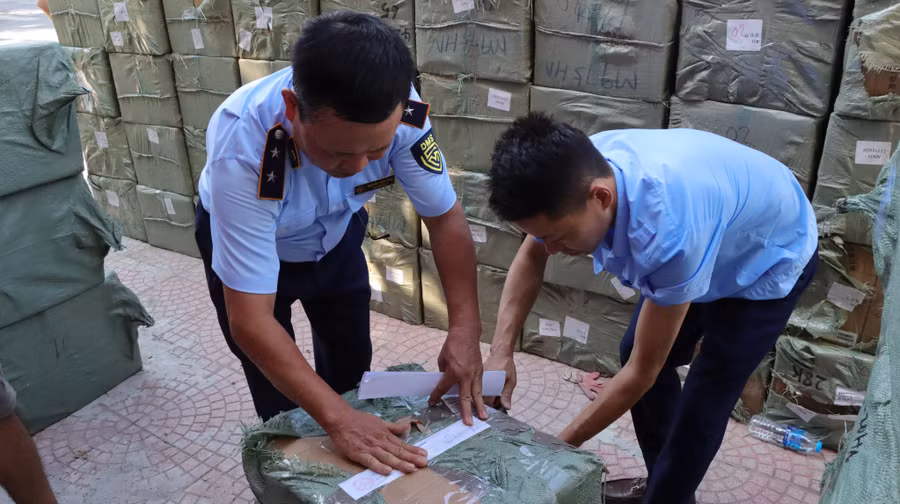Toàn bộ kho hàng bị lực lượng chức năng nghiêm phong.