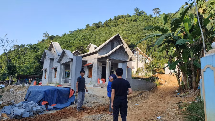 Phát triển đúng hướng, đời sống của người dân ở Sinh Tàn đã có những đổi thay chóng mặt.