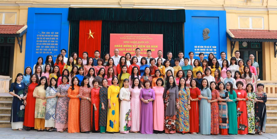 Cô Nguyễn Thị Thu Hà cùng tập thể cán bộ, giáo viên công tác tại Trường THCS Trưng Vương.