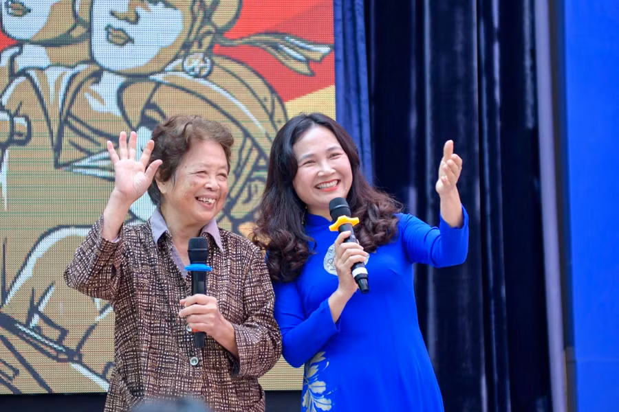 Thời gian đi làm trái ngành mang đến cho cô Hà nhiều kinh nghiệm quý báu hỗ trợ trong công tác giảng dạy sau này.