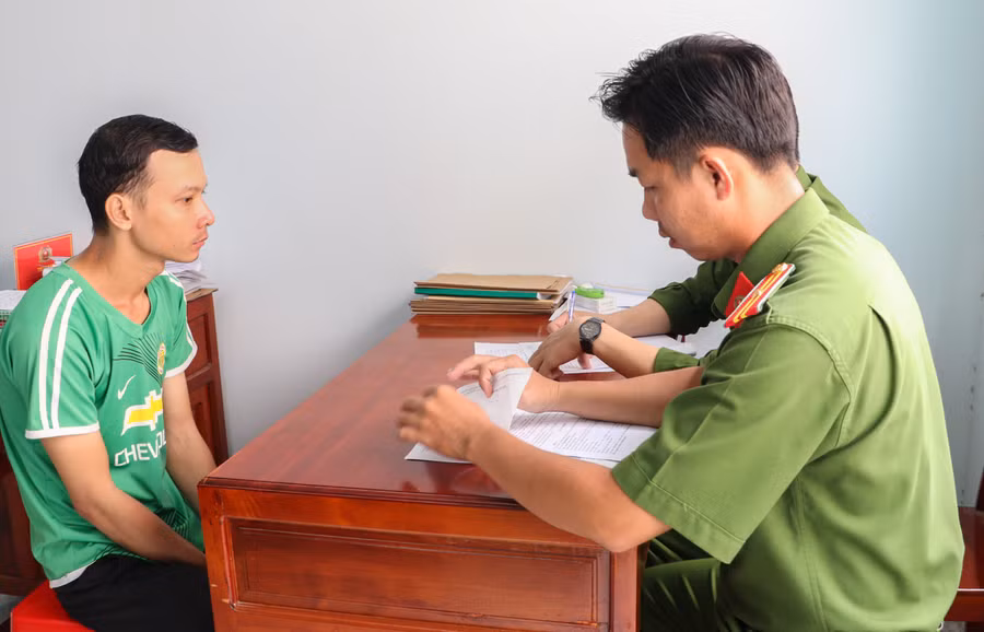  Phan Minh Tín làm việc với cơ quan công an.