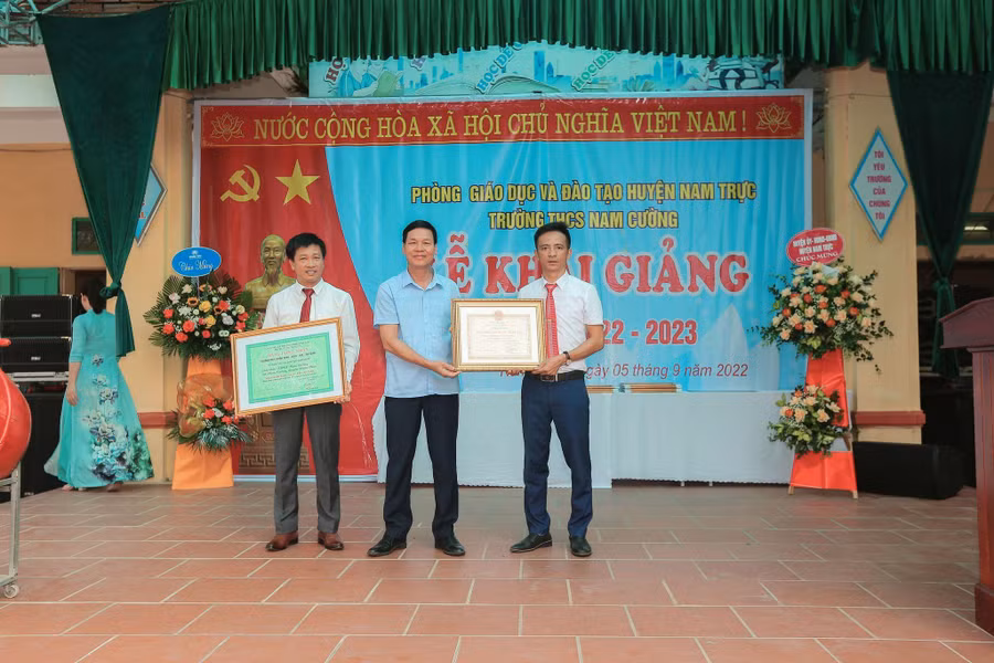 Ông Trần Xuân Sang, Ủy viên ban chấp hành Huyện ủy, Phó Chủ tịch HĐND huyện Nam Trực trao tặng Bằng công nhận trường đạt chuẩn “ Xanh – Sạch – Đẹp – An toàn” và chuẩn “Thư viện tiên tiến” cho nhà trường.