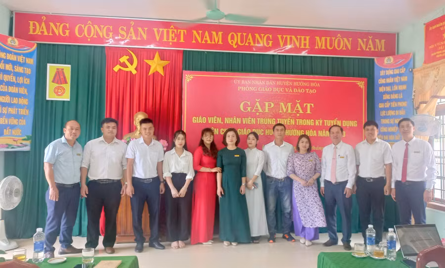 Lãnh đạo Phòng GD&ĐT huyện Hướng Hóa động viên các giáo viên trúng tuyển đợt này. (Ảnh: Xuân Hòa). Lãnh đạo Phòng GD&ĐT huyện Hướng Hóa động viên các giáo viên trúng tuyển đợt này. (Ảnh: Xuân Hòa).