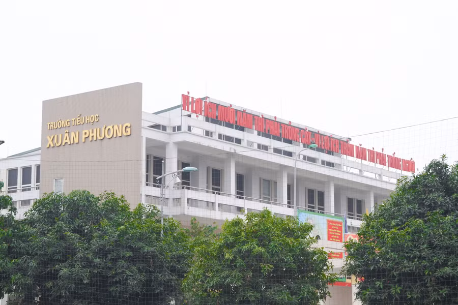 Ngày 31/1, ông Nguyễn Huy Cường, Chủ tịch UBND quận Nam Từ Liêm cho biết, đến 3h sáng ngày 31/1, UBND quận đã được Chủ tịch TP. Hà Nội ủy quyền thành lập khu cách ly tập trung đặc thù. Địa điểm quận chọn thành lập khu cách ly tập trung đặc thù tại Trường Tiểu học Xuân Phương. Có tổng cộng 80 học sinh và giáo viên Trường tiểu học Xuân Phương đã cách ly tại trường, sau khi học sinh L.Đ.N.K. lớp 3E dương tính.