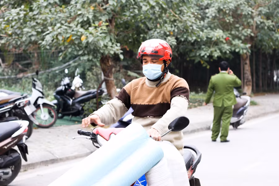 Cũng trong buổi sáng cùng ngày, nhiều người thân của các em học sinh trong danh sách cách ly tập trung đã mang đồ dùng, nhu yếu phẩm cần thiết để phục vụ sinh hoạt trong khu cách ly của các em.