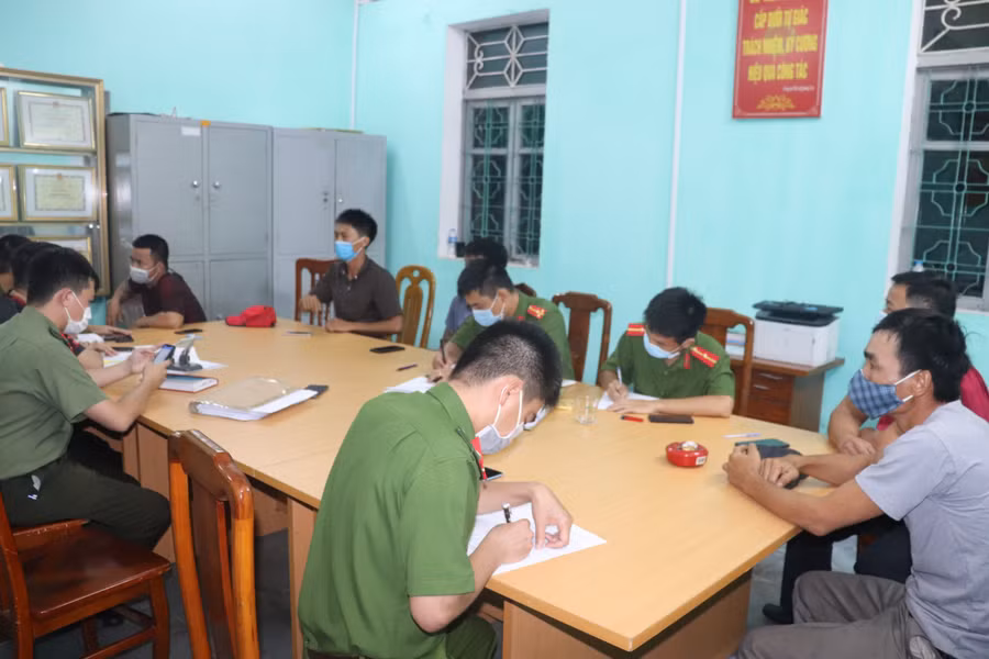 Công an thị xã làm việc 5 người sử dụng dịch vụ xe cứu thương để qua chốt