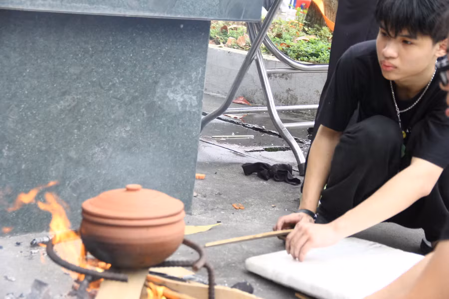 Nhóm bếp thổi xôi - nội dung của phần thi thổi xôi bằng niêu đất. Nhóm bếp thổi xôi - nội dung của phần thi thổi xôi bằng niêu đất.