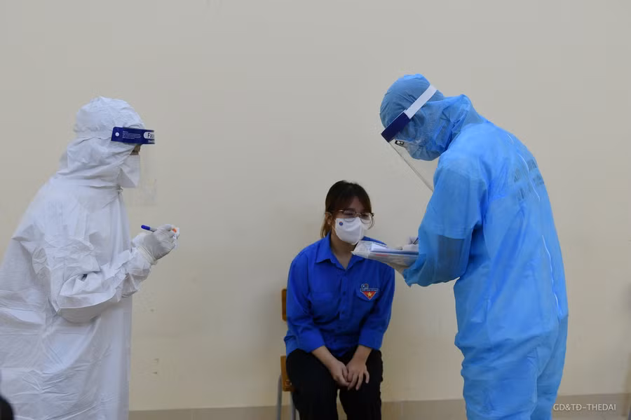 Đối với thí sinh nghi dương tính với Covid-19, cán bộ y tế sẽ tiến hành điều tra dịch tễ.