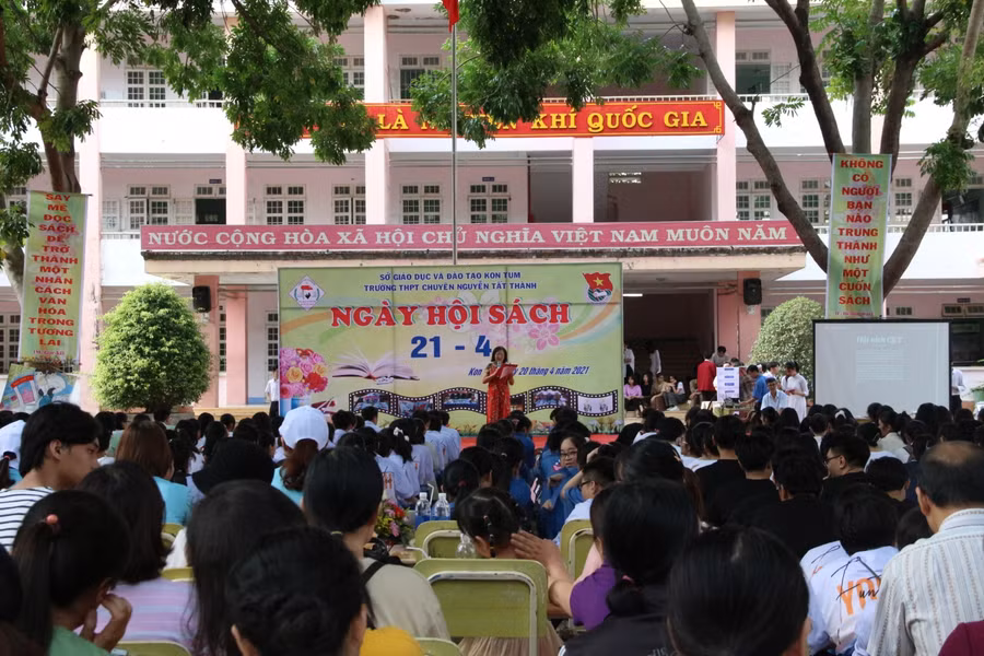 Trường THPT chuyên Nguyễn Tất Thành tổ chức Ngày hội sách, lồng ghép với trò chơi dân gian cho học sinh tham gia.