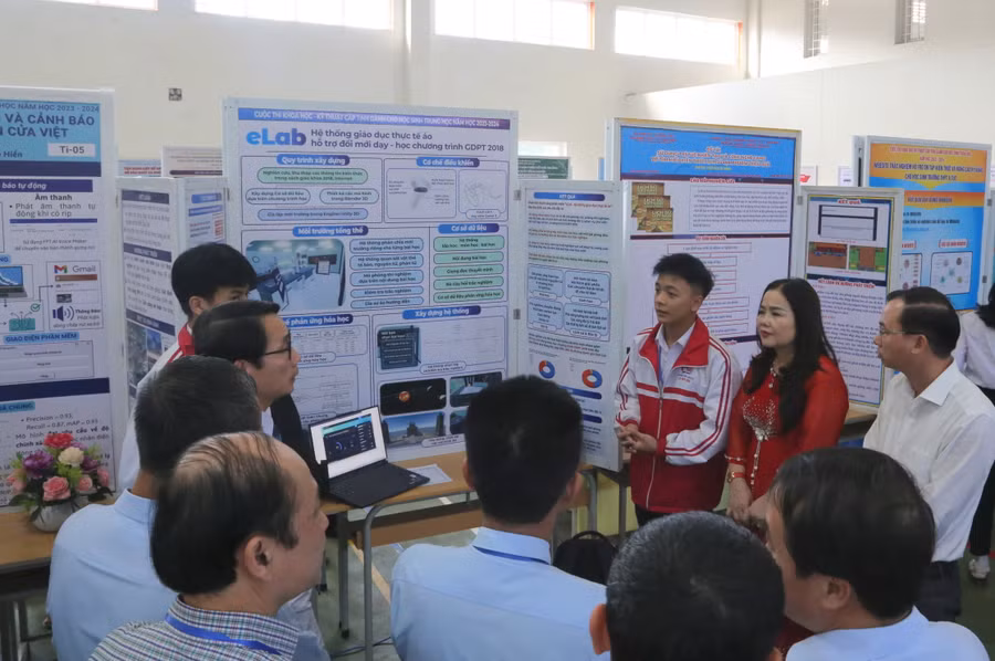 Cuộc thi KHKT là sân chơi trí tuệ đối với học sinh trung học. Cuộc thi KHKT là sân chơi trí tuệ đối với học sinh trung học.