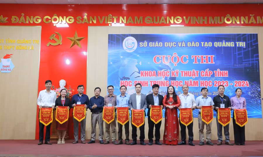 TS Lê Thị Hương, Giám đốc Sở GD&ĐT Quảng Trị trao cờ lưu niệm cho các đơn vị, trường học. TS Lê Thị Hương, Giám đốc Sở GD&ĐT Quảng Trị trao cờ lưu niệm cho các đơn vị, trường học.